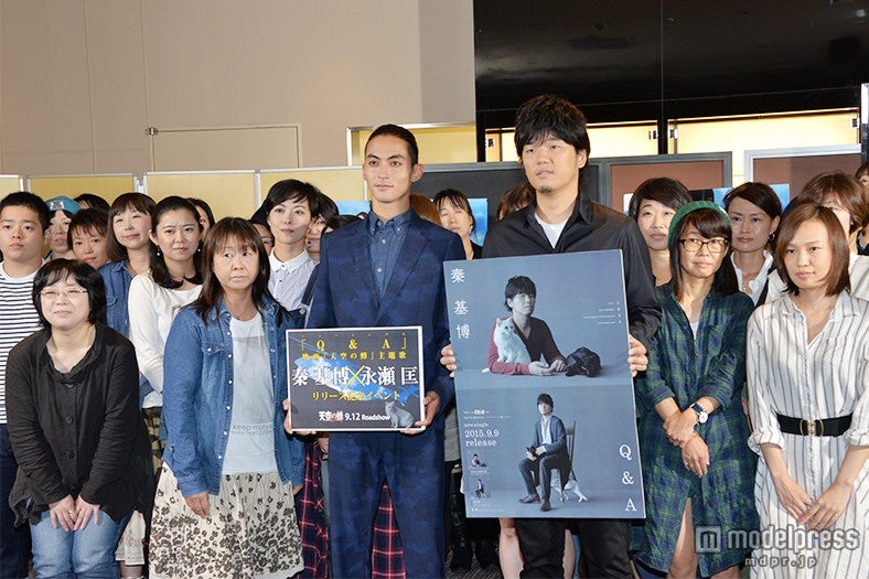 （前列中央左から）永瀬匡、秦基博