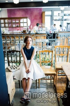 知的に見えるネイビーのトップスを着こなした筧美和子/「JJ」8月号より/画像提供:光文社