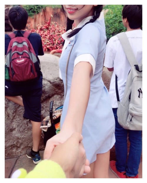 “彼女とデートなう”風ショットを披露したざわちん/ざわちんオフィシャルブログ(Ameba)より