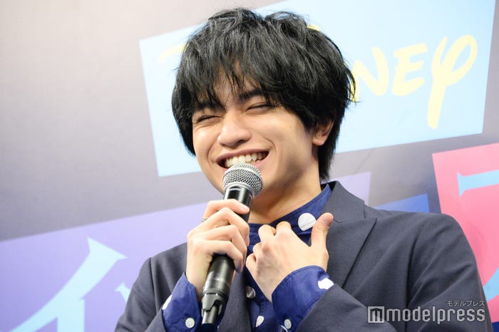 表情筋を動かす練習を勢いよくやりすぎて、咳き込んでしまった中島健人(C)モデルプレス