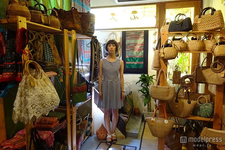 藤のバッグ（小）400バーツ（約1，200円）、（中）720バーツ（約2，160円）