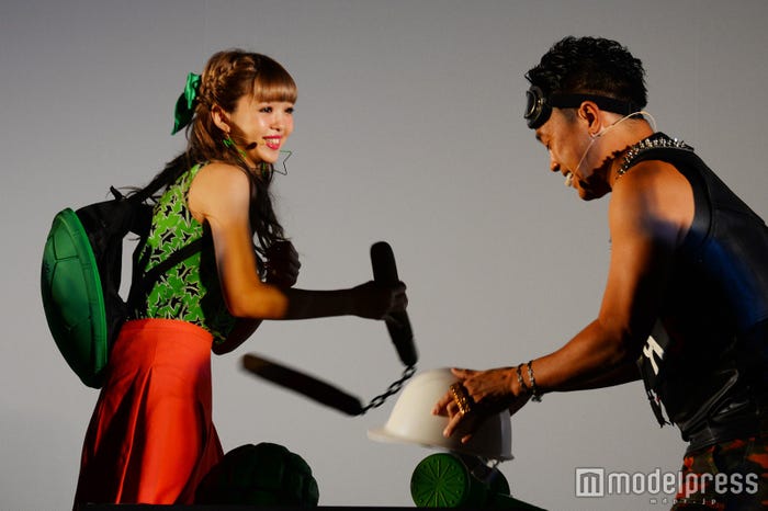 藤田ニコルと宮川大輔がバトル(C)モデルプレス