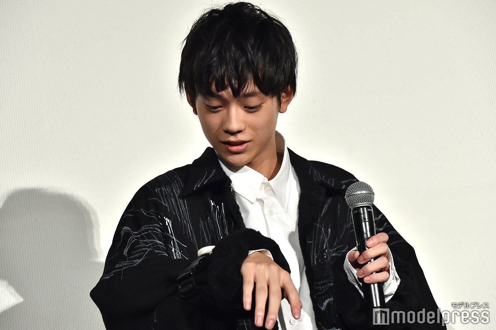 歩数計を観察する水沢林太郎 （C）モデルプレス