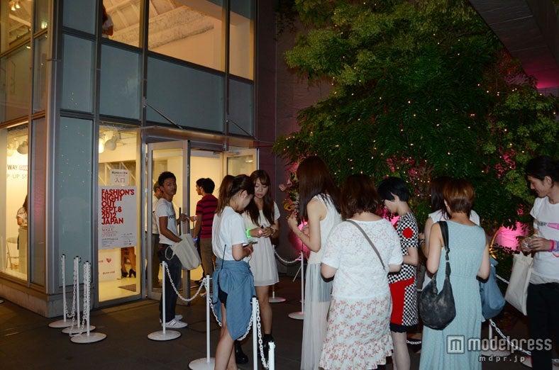 入り口には長蛇の列ができた