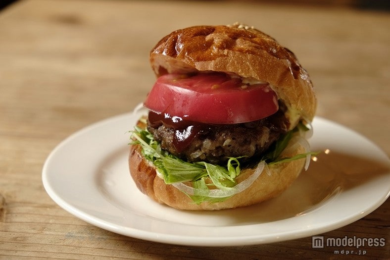 「こまめ食堂」／オリーブ牛ハンバーガーセット（ドリンク付）820円