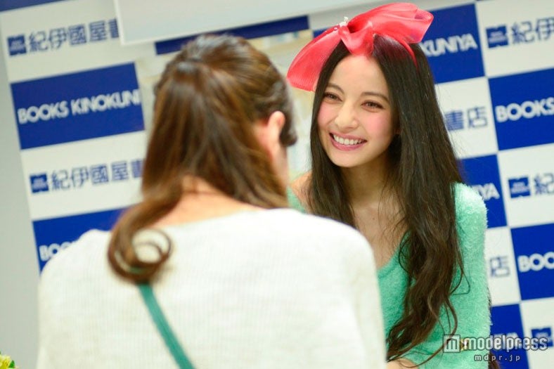 ファンと握手するベッキー