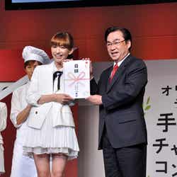 左から:優木まおみ、日本KFC渡辺正夫社長