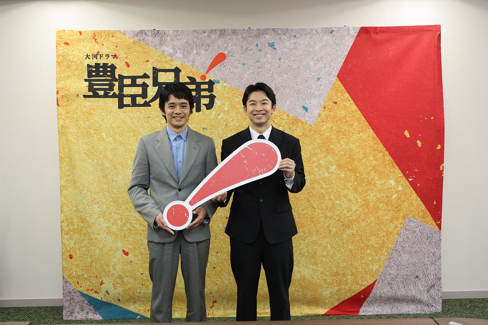 池松壮亮、仲野太賀（C）NHK