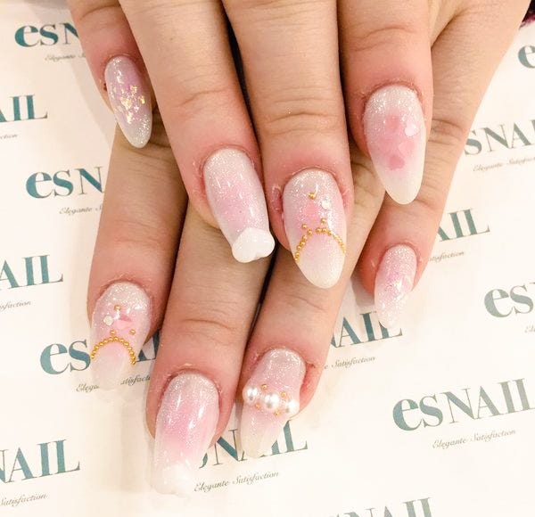 パール、ホイル、ハートなどあらゆるパーツを贅沢使い(画像提供:esNAIL)