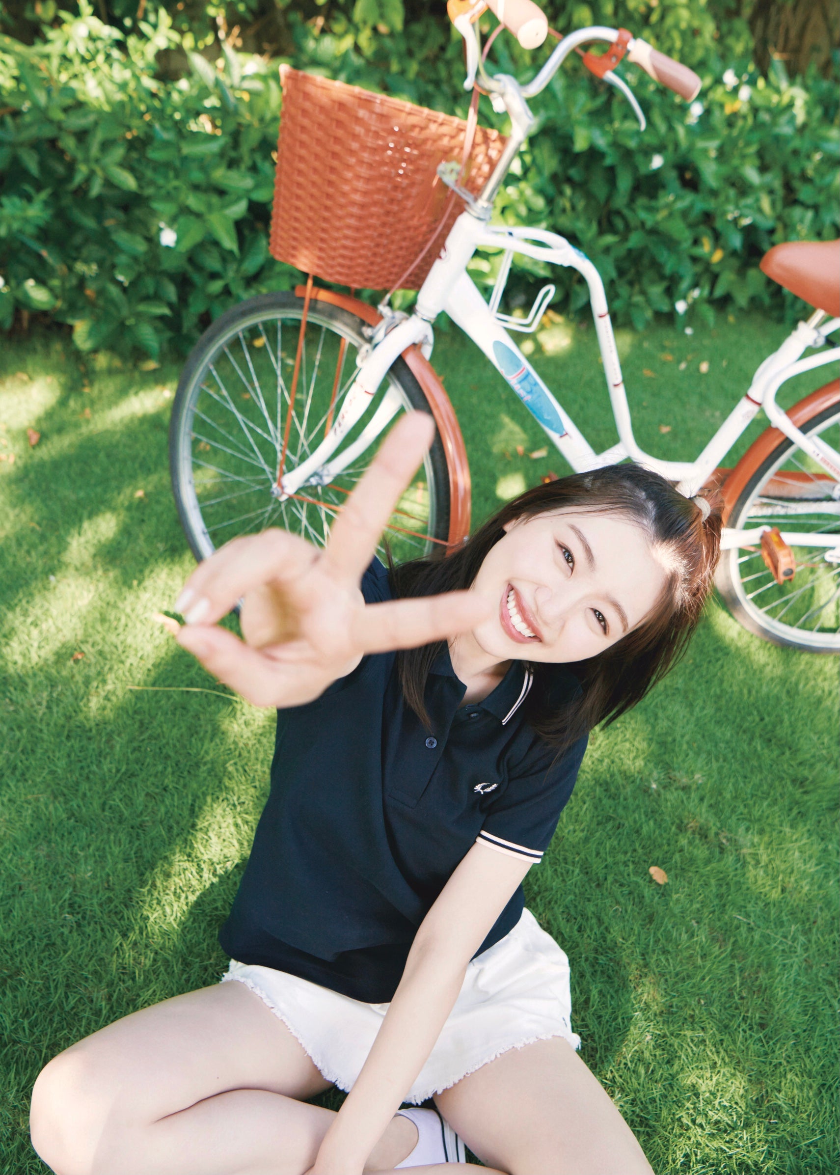 通常版裏表紙（C）日向坂46 佐々木美玲1st写真集『陽射しのパレード』／集英社
撮影／熊木優（io）