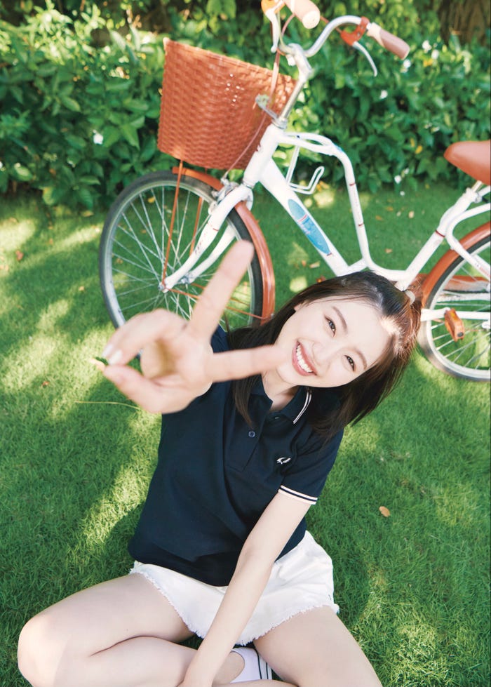 佐々木美玲「陽射しのパレード」通常版裏表紙(C)撮影/熊木優(io)