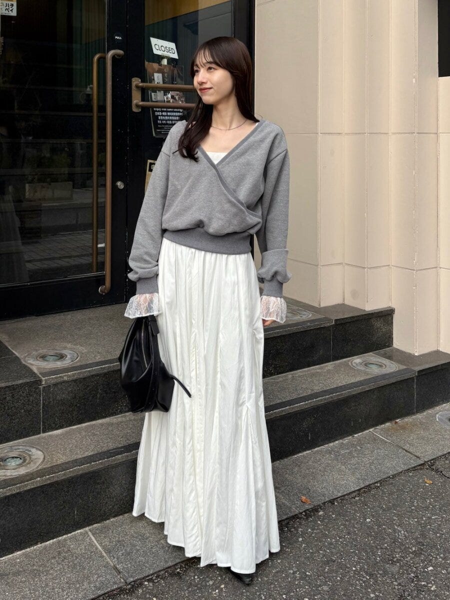 グレースウェットコーデ 2026春大人女性おすすめ白スカートグレースウェットコーデ