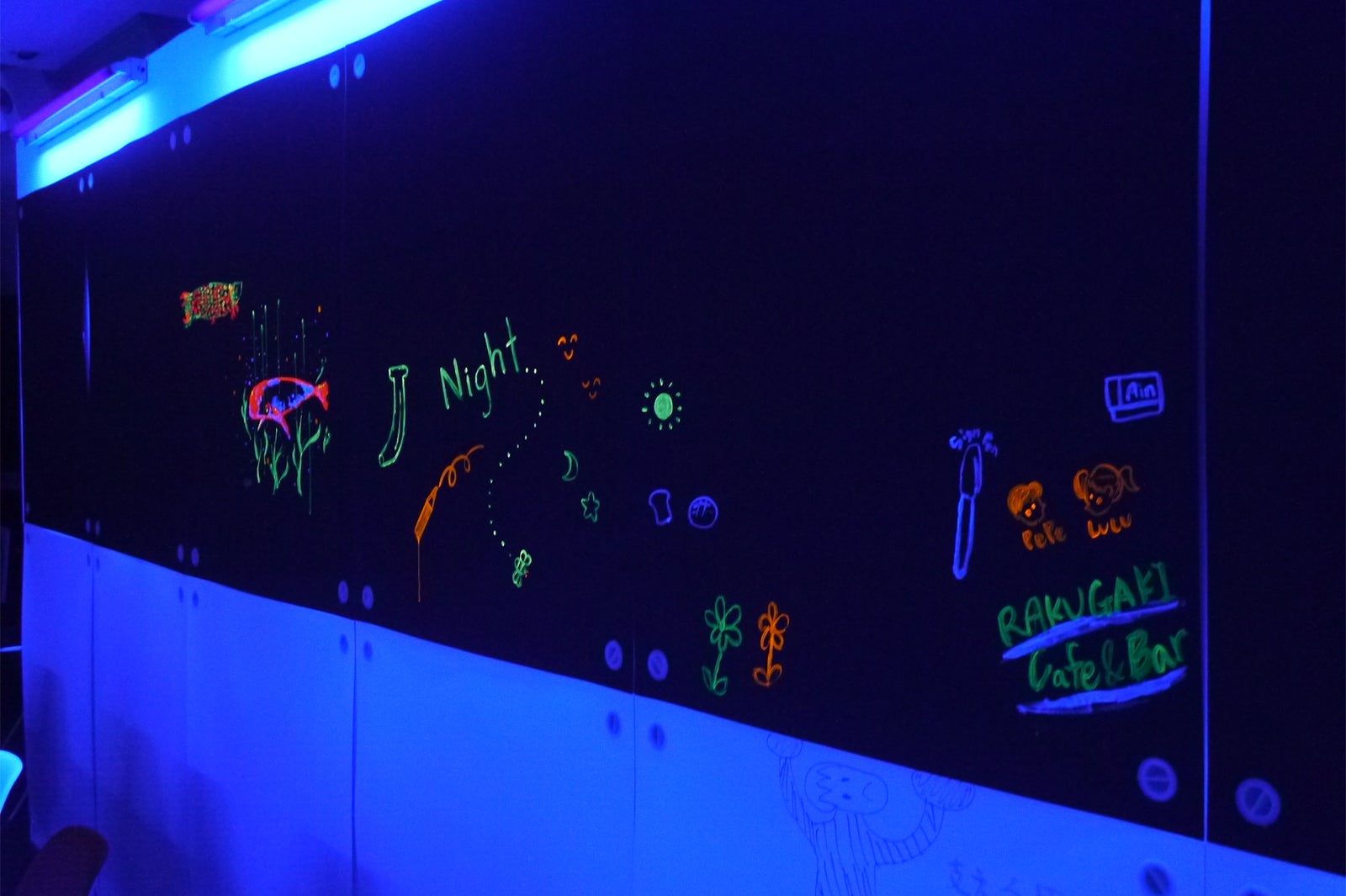 カフェ店内／画像提供：GINZA RAKUGAKI Cafe＆Bar by Pentel