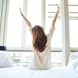 立ったまま・寝たまま20秒!簡単に痩せ体質が手に入る「骨盤体操」