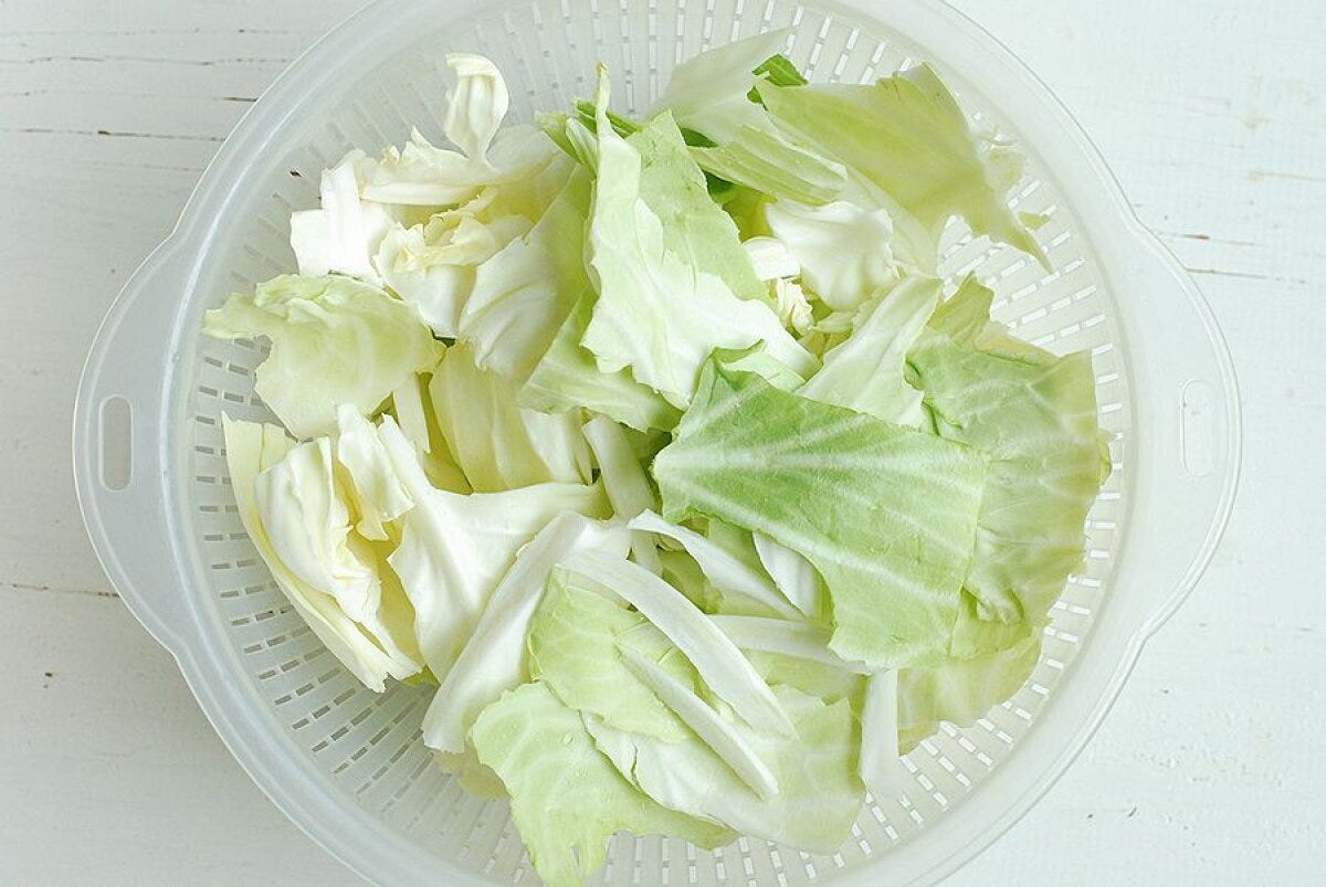 白いざるに入った一口大にちぎられたキャベツの葉
