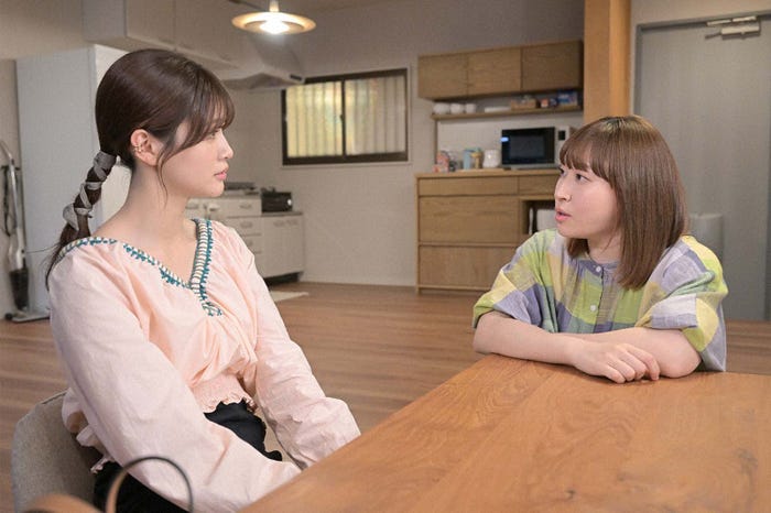 生見愛瑠、丸山礼「くるり~誰が私と恋をした?~」第10話より(C)TBS