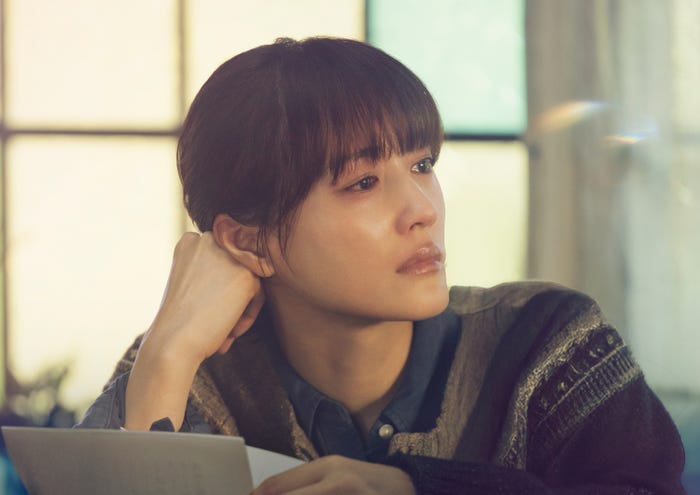 綾瀬はるか(C)2026 映画「人はなぜラブレターを書くのか」製作委員会