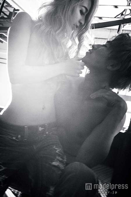 荒木さやか×元テラハメンバー、濃厚SEXYな絡みを披露