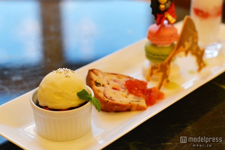 バニラアイスクリーム、イチゴのバルサミコマリネ