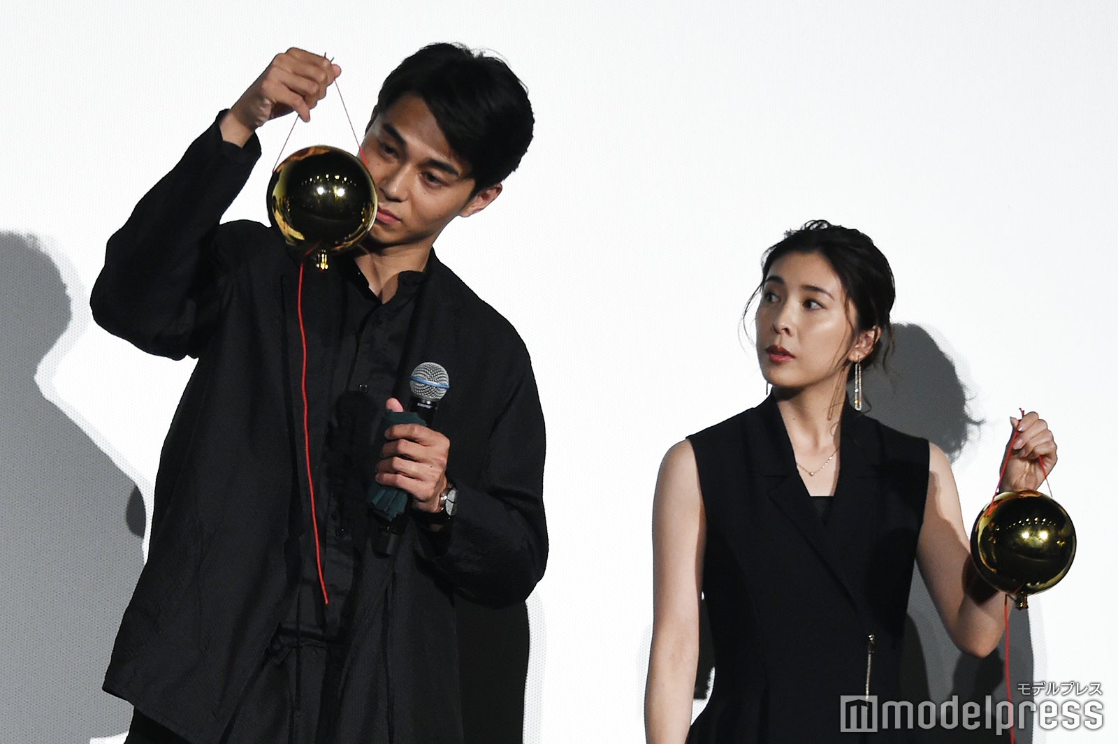 自分のくす玉が気になる東出昌大と竹内結子 （C）モデルプレス