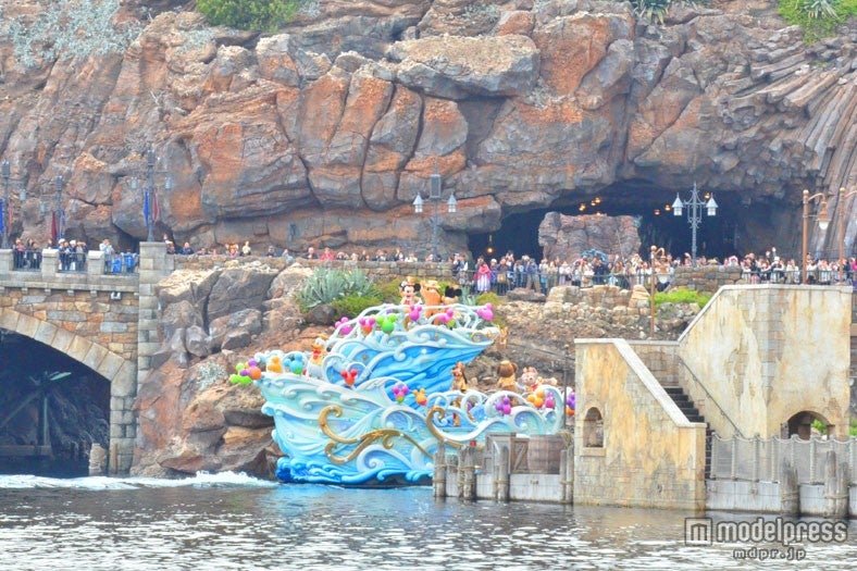 手を振り去っていく／ハピネスグリーティング・オン・ザ・シー
