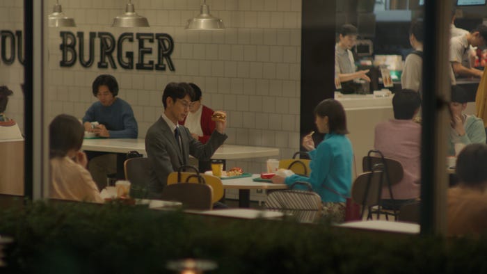 妻夫木聡、伊藤沙莉「夜マック『夜のマックは…倍バーガー』篇(30秒)」より(提供写真)