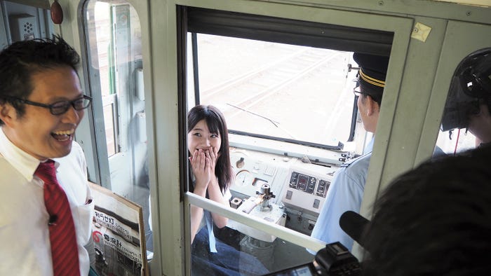 「青ガエル」の愛称で親しまれる人気車両を運転体験する瀧野由美子(提供画像)