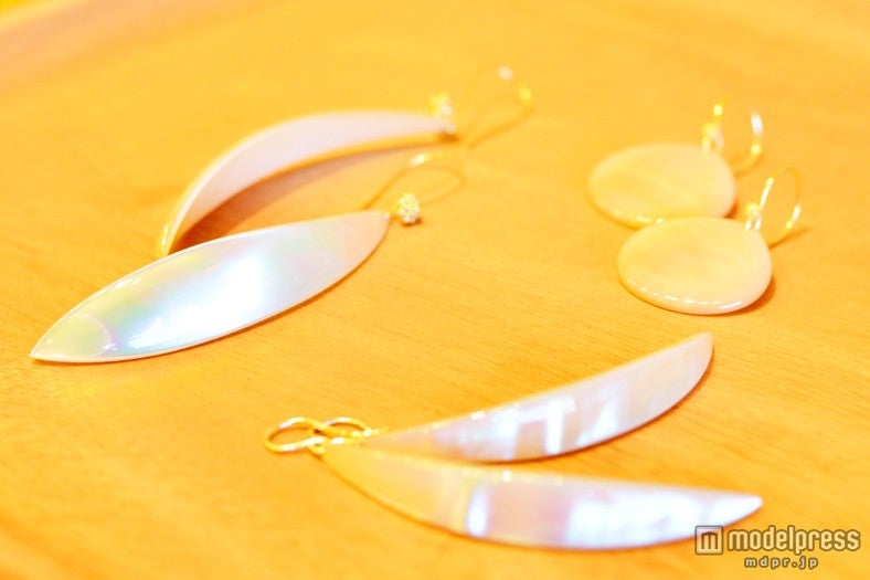 女性らしい輝きの夜光貝のピアス