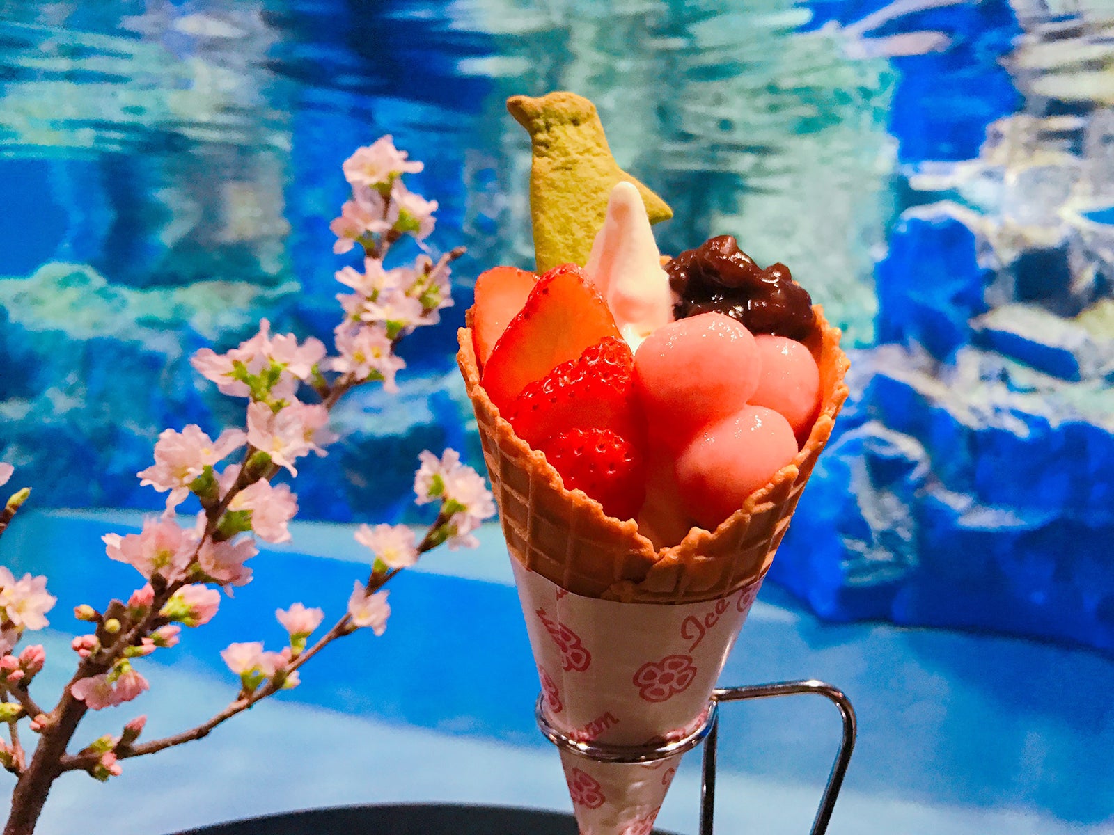  「ペンギンさくら和ッフルソフト」500円（税込）／画像提供：すみだ水族館