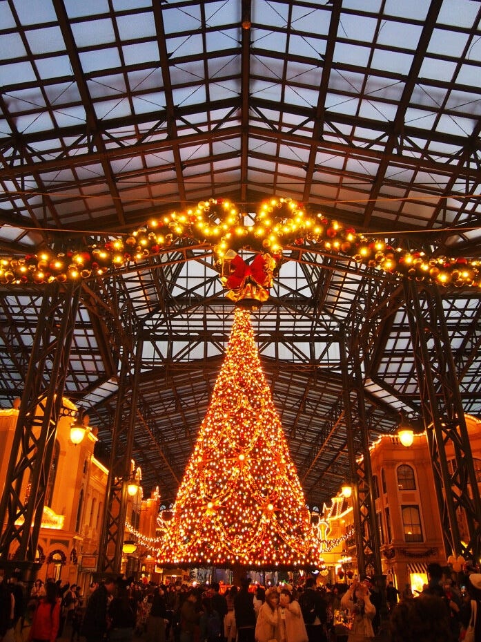 クリスマスツリーは、夕方になるとライトアップされ、より幻想的な雰囲気に