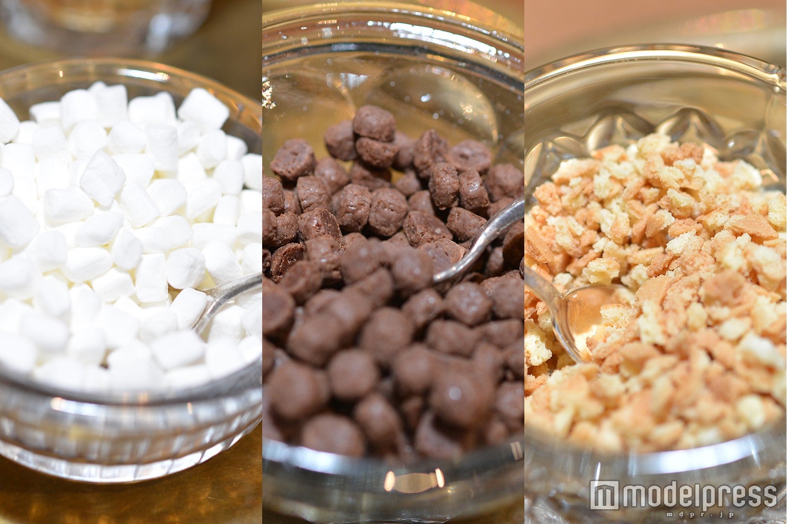 スモアを表現したトッピング（左から）クリスピーマシュロ、ベイクドチョコレート、ビスケット （C）モデルプレス