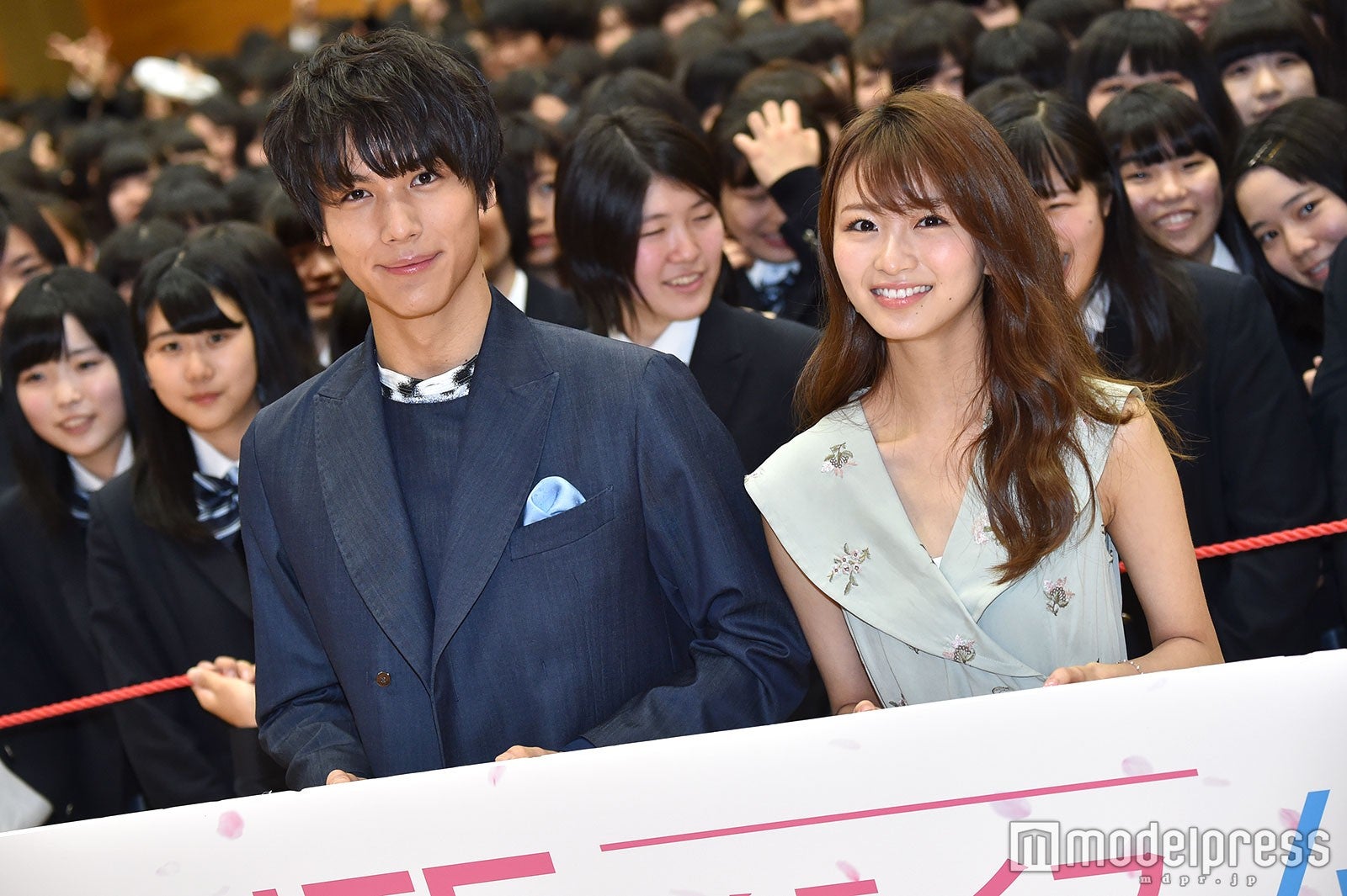 中川大志、岡崎紗絵 （C）モデルプレス