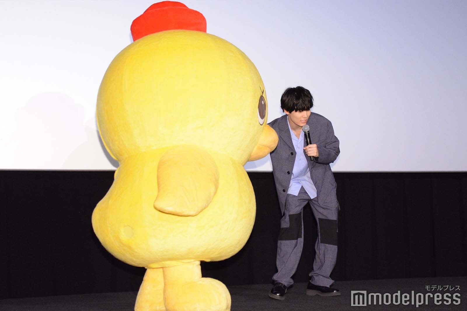 アヒル隊長のよちよち歩きをサポートする萩原利久（C）モデルプレス