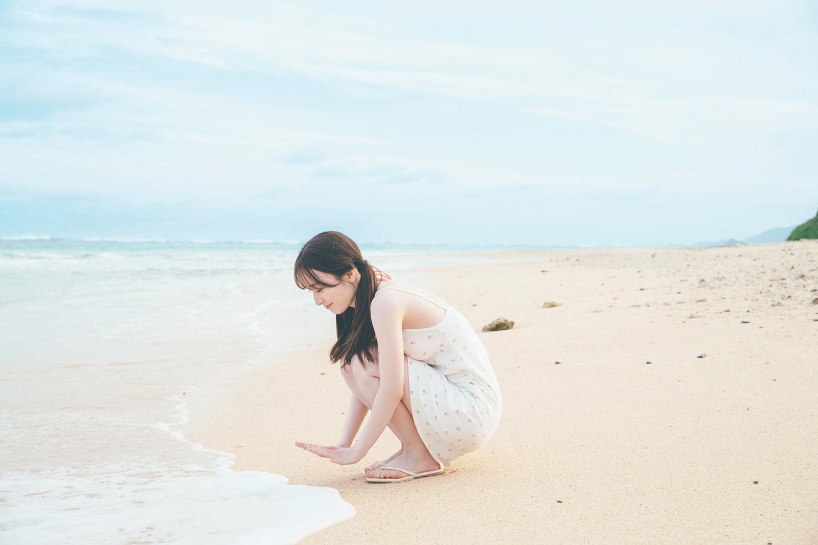 櫻坂46守屋麗奈、1st写真集「笑顔のグー、チョキ、パー」裏表紙4