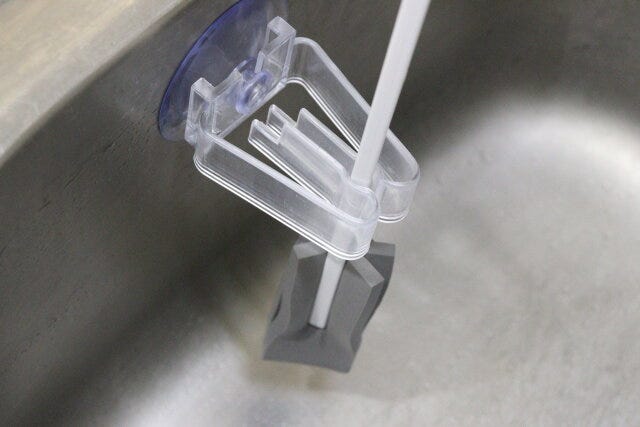 シンクにつける柄付きスポンジホルダー　使用例