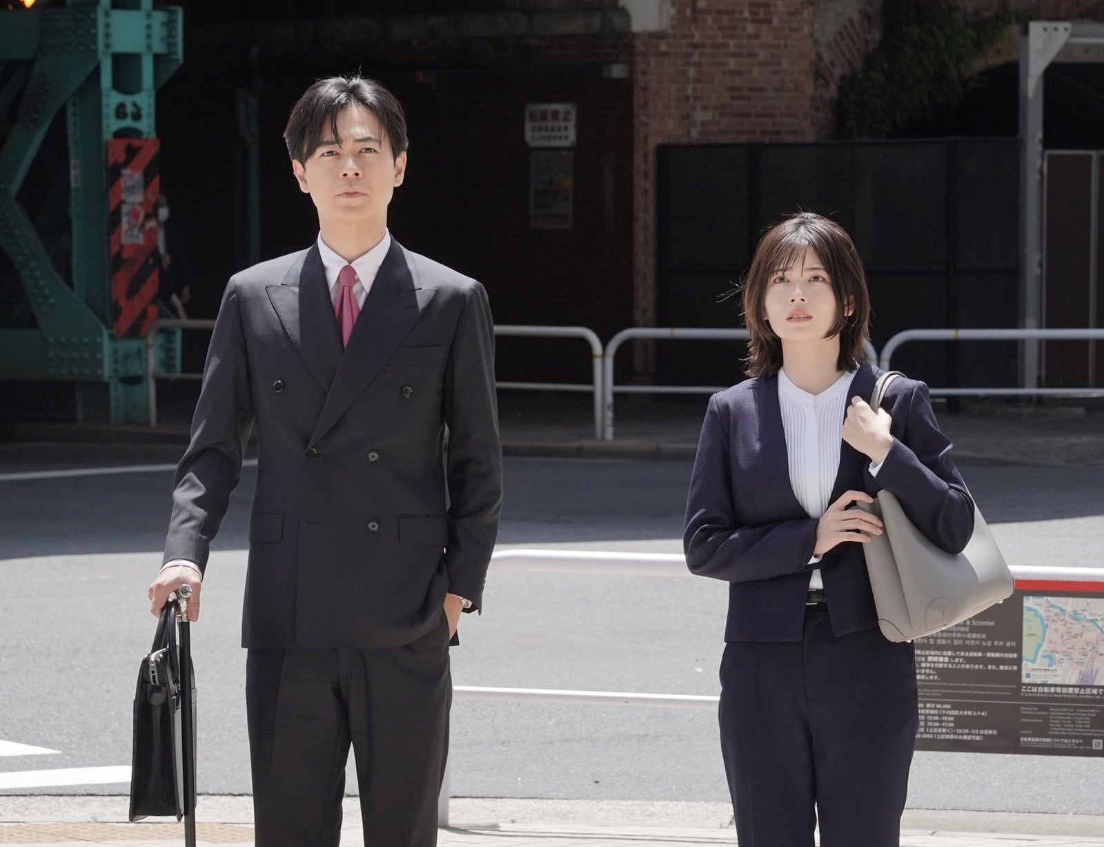 成田凌、小芝風花「転職の魔王様」第1話より（C）カンテレ