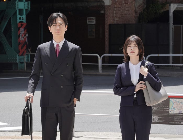 成田凌、小芝風花「転職の魔王様」第1話より(C)カンテレ