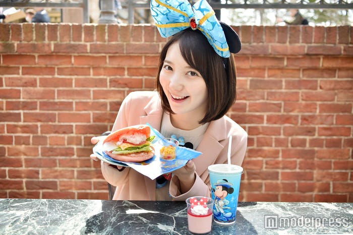 ミニーマウスをイメージしたスペシャルセット¥1,150(モデル:堀瑞希)/「東京ディズニーシー15周年“ザ・イヤー・オブ・ウィッシュ”」(C)モデルプレス