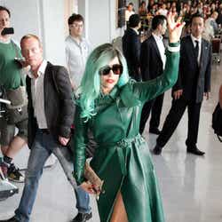 モデルプレス - レディー・ガガ、ルブタンの16cmヒールパンプスで来日!笑顔でファンサービス