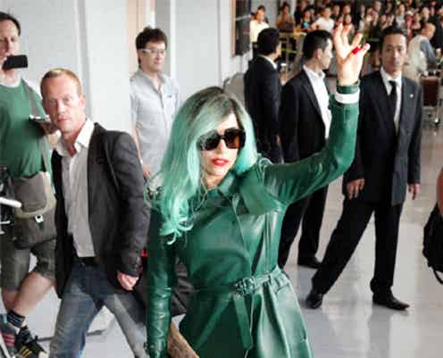 レディー・ガガ、ルブタンの16cmヒールパンプスで来日!笑顔でファンサービス