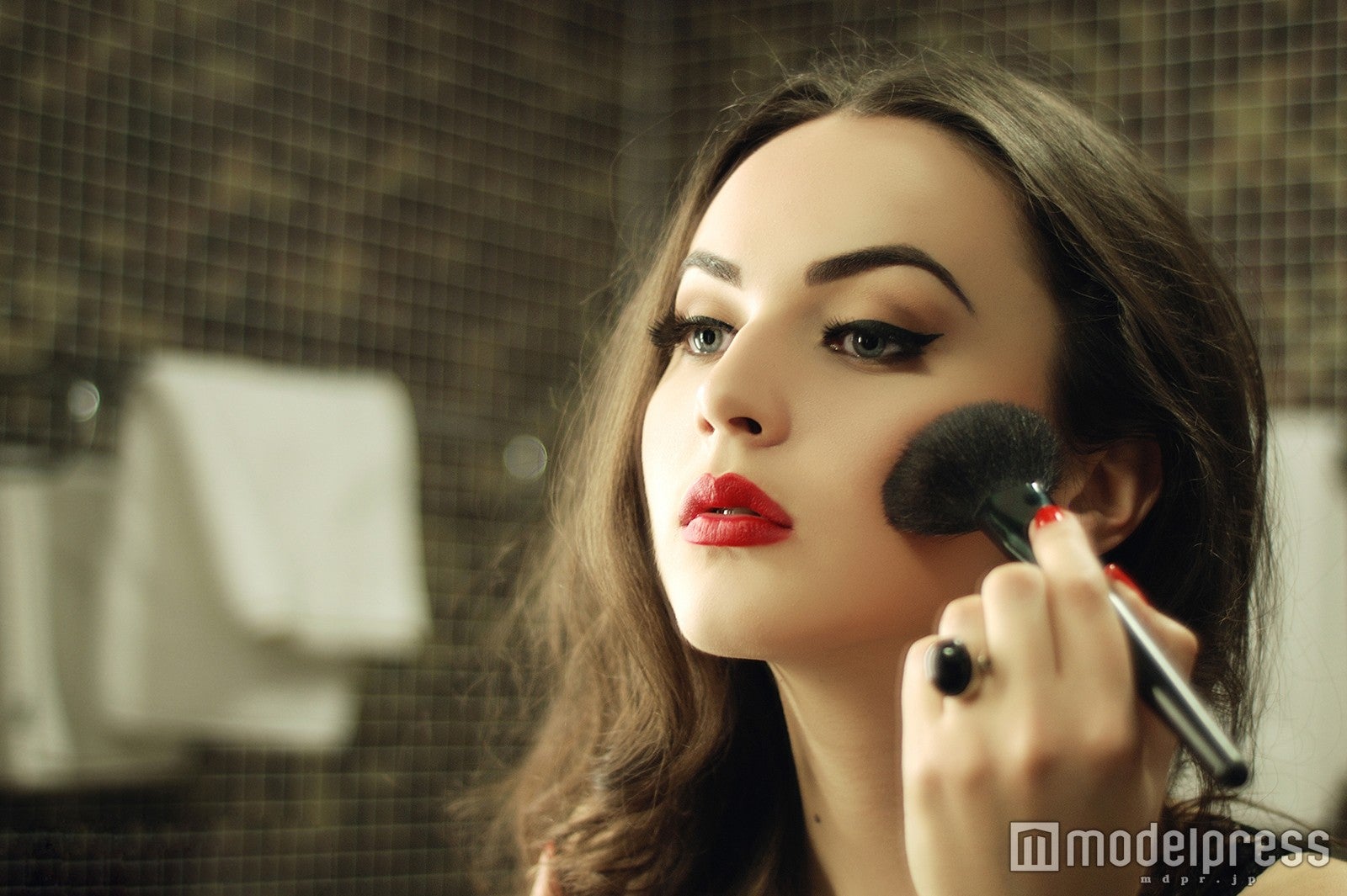 お肌が綺麗ならメイクもバッチリ（photo by z3zo／Fotolia）