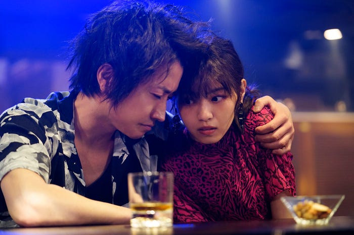 藤原竜也、西野七瀬(C)2021「鳩の撃退法」製作委員会(C)佐藤正午/小学館