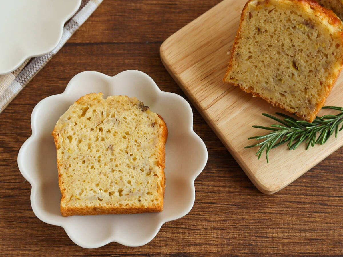 白い皿に盛りつけたバナナケーキ1切れとボード上の残り