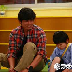 織田裕二（左）主演のドラマ「Oh，My Dad！！」の主題歌はGReeeeNの新曲「愛し君へ」に決定