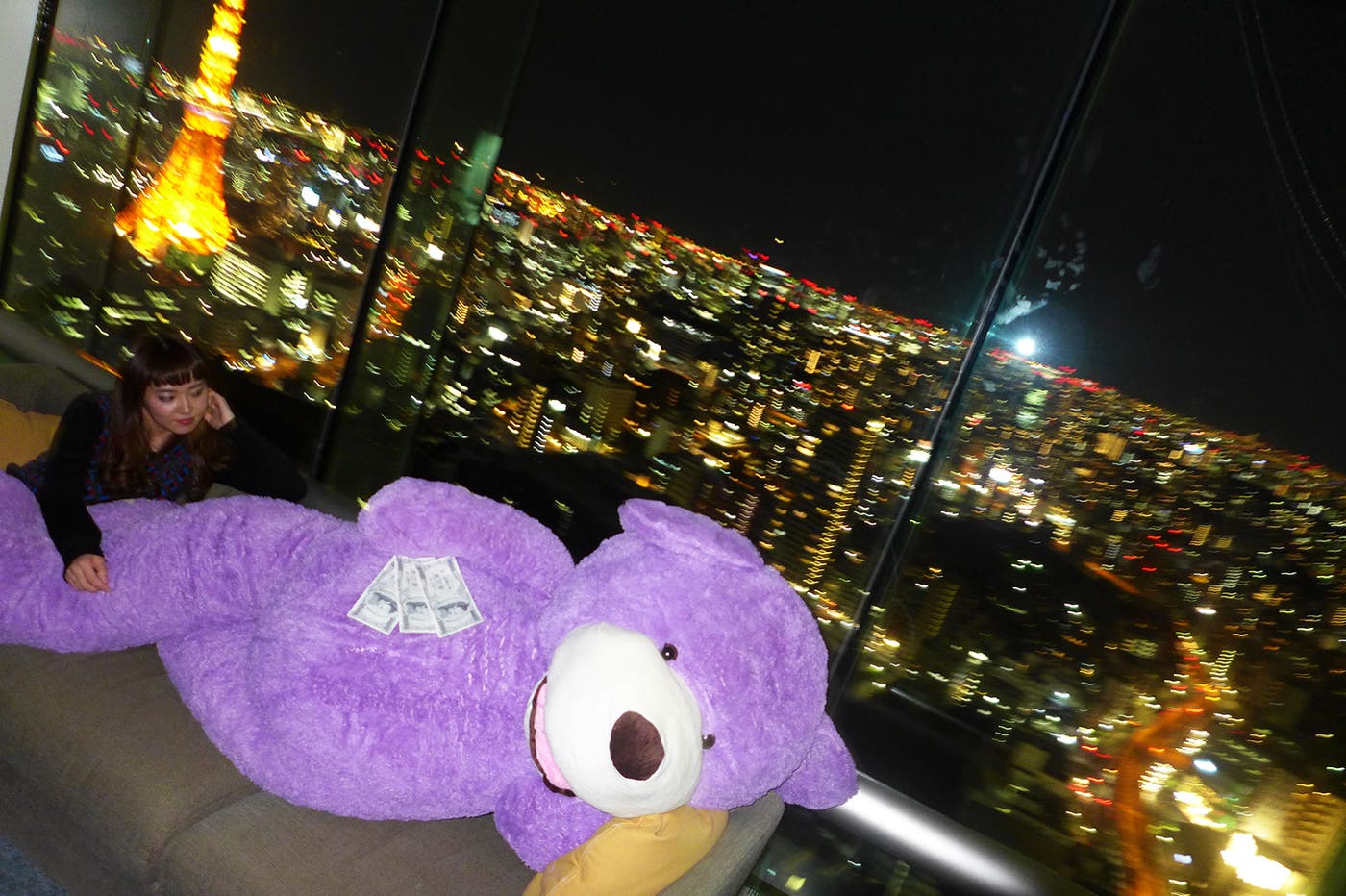 体長2メートルのぬいぐるみと宮脇詩音(画像提供:avex)