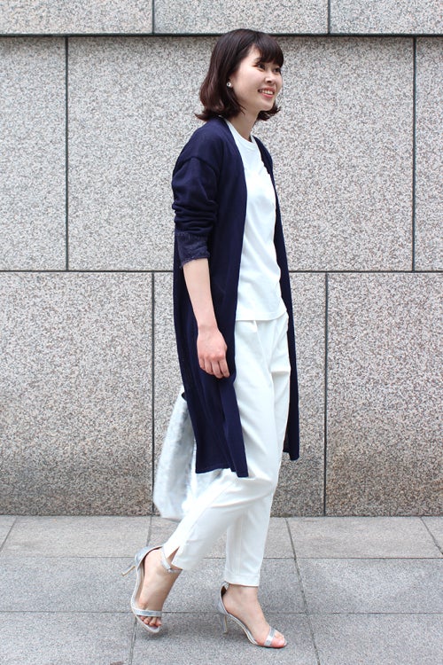 オールホワイトコーデに締め色をオン