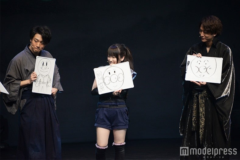 アンパンマンの絵を披露する渡部秀、川栄李奈、浅香航大（C）モデルプレス