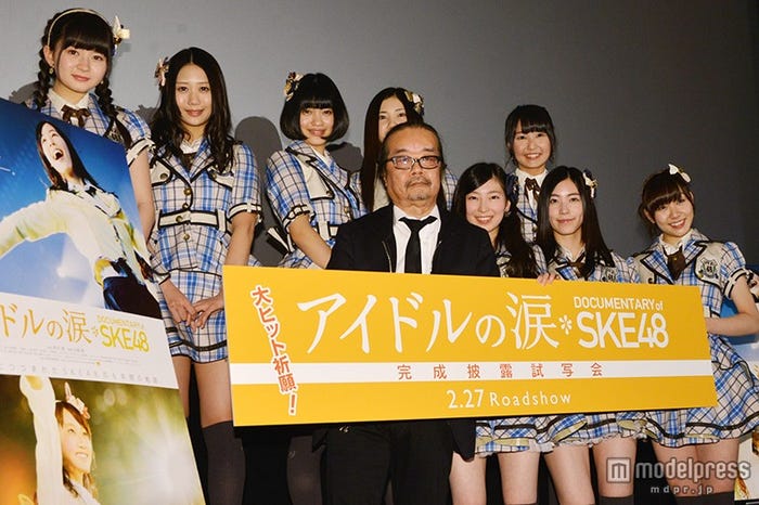 映画「アイドルの涙 DOCUMENTARY of SKE48」完成披露舞台挨拶の模様(前列左から)石原真監督、大矢真那、松井珠理奈、須田亜香里(後列左から)江籠裕奈、古畑奈和、東李苑、北川綾巴、惣田紗莉渚