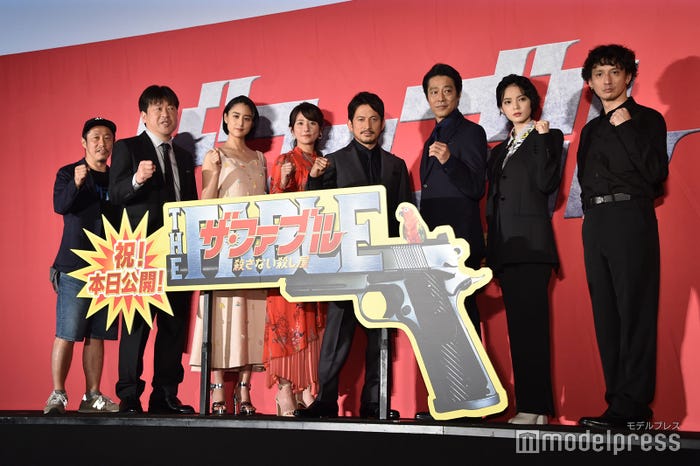 (左から)江口カン監督、佐藤二朗、山本美月、木村文乃、岡田准一、堤真一、平手友梨奈、安藤政信(C)モデルプレス