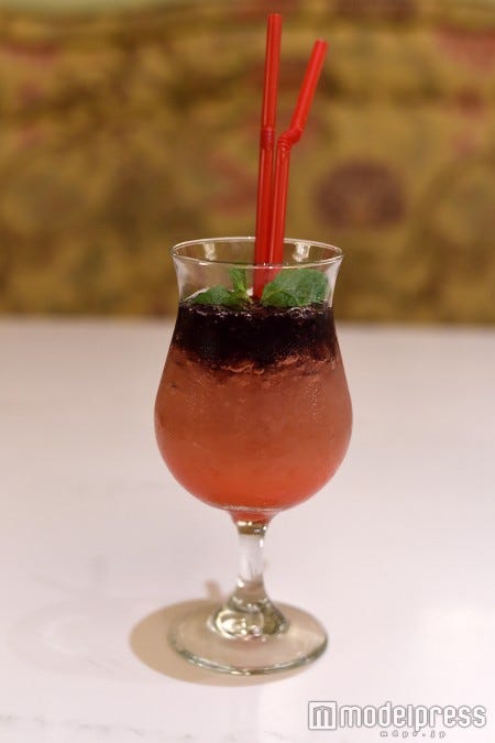 アナをイメージしたドリンク(C)モデルプレス